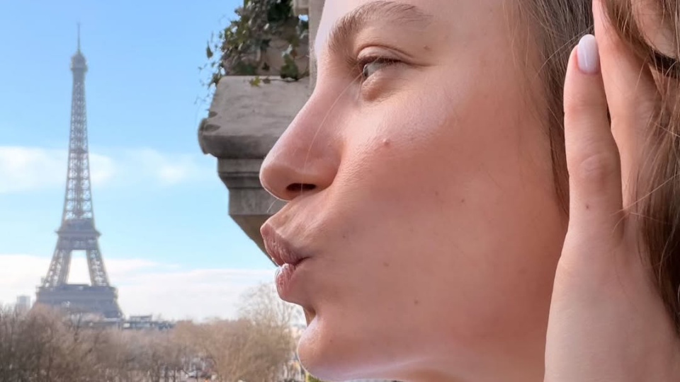 Serenay Sarıkaya’dan Eyfel Kulesi’ne öpücük