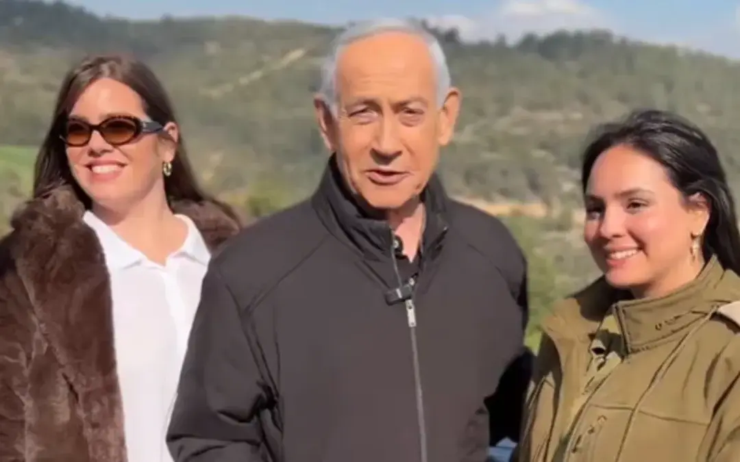 Katil Netanyahu’dan ikinci ‘ölmedim’ videosu: Çevredekilerle fotoğraf çektirdi